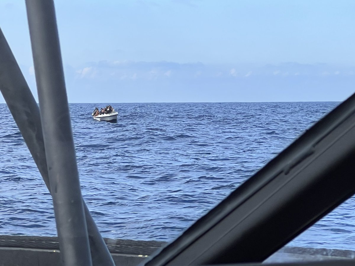 Svenska kustbevakare och poliser arbetar intensivt med gränsbevakning och sjöräddning i den hårdast belastade rutten in i Europa. Ca 12.000 personer bröt EU gräns mellan Italien och Tunisien under jan/feb 2023 enligt Frontex. Stor ökning, med 118%!! ⚓️🇸🇪🇪🇺 #kustbevakningen