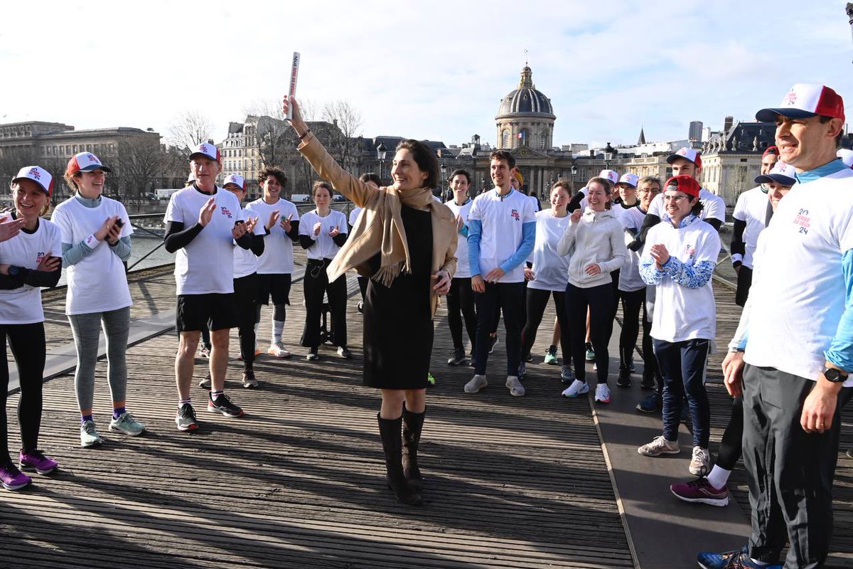 À 500 jours des Jeux Olympiques de #Paris2024, les Français du 🌍 entier se mobilisent à l'occasion du Relais autour du monde ! Bravo &amp; merci aux agents de <a href="/francediplo/">France Diplomatie 🇫🇷🇪🇺</a>, <a href="/Sports_gouv/">Ministère des Sports 🇫🇷</a>, <a href="/Paris2024/">Paris 2024</a> et de l'<a href="/AFD_France/">Agence Française de #Développement (AFD) 🇫🇷 🇪🇺</a> pour ce passage de témoin à <a href="/FranceinIreland/">France in Ireland 🇫🇷 🇪🇺</a> &amp; <a href="/FranceoSenegal/">France au Sénégal 🇫🇷🇪🇺</a> 💪