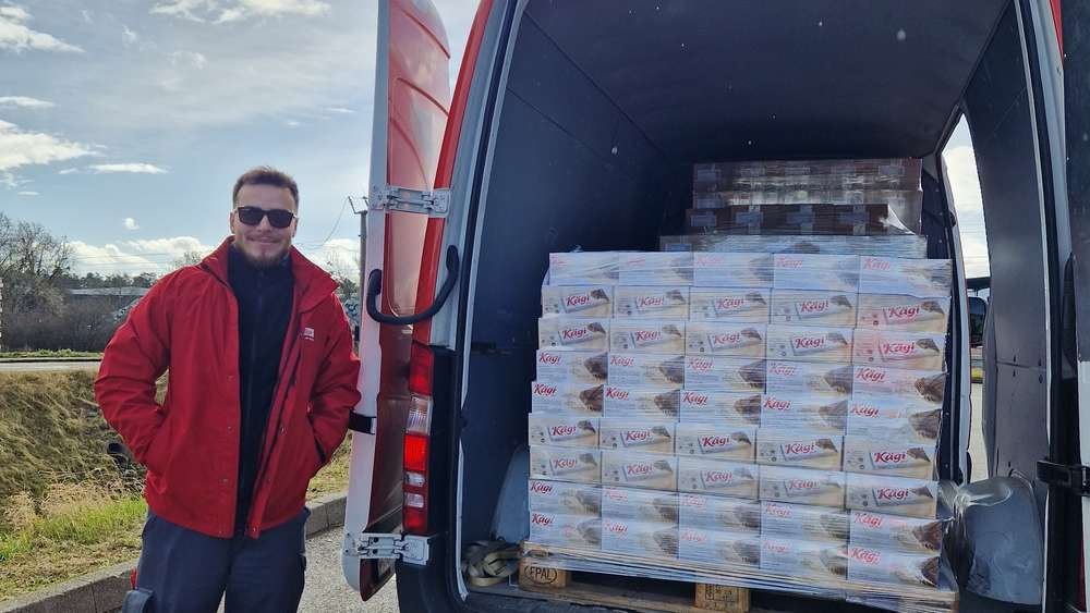 Yann Sommer kept his promise and brought a truck with 700kg of chocolate bars from Swiss manufacturer Kägi to Munich. But instead of sending it to Matthijs de Ligt, the chocolate was donated 'Münchner Tafel', a charity in Munich [<a href="/tzmuenchen/">tz</a>] 📸 Kägi