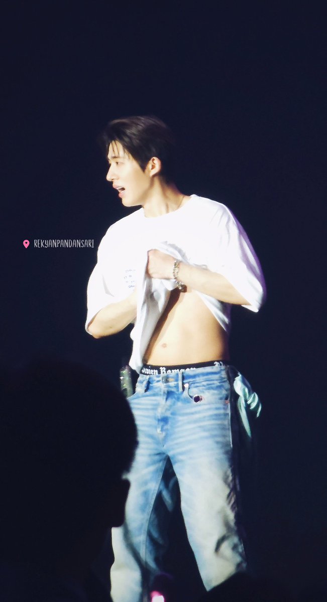 pandhand's tweet photo. B.I
L.O.L The Hidden Stage Jakarta ☆
HE'S SO HOT NGL ♡♡
🥵🤯🫨
#BI_LOLTheHiddenStageinJKT #BI_LOLTheHiddenStageinJKT
#kimhanbin #HANBINinJKT #hanbin #btbtguy #btbt #keepmeup #hanbinasiatour #131Label #hanbinedit #kimhanbinconcert https://t.co/raRJsBe5AD