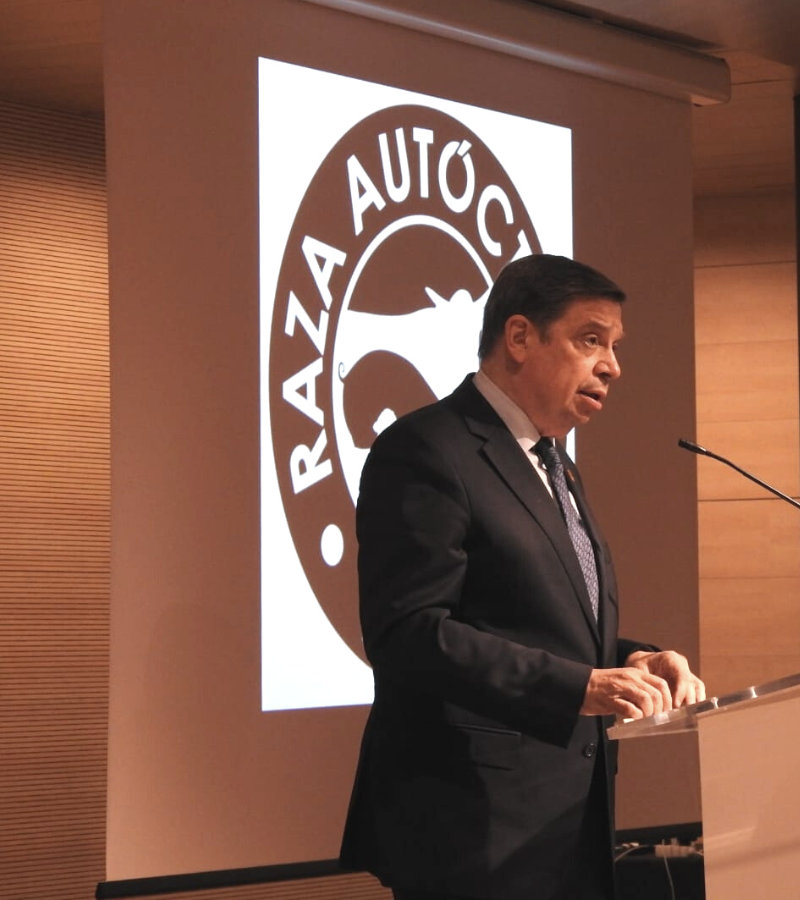 gobmapa's tweet photo. El ministro @LuisPlanas destaca que el logotipo 💯✖💯 #RazaAutóctona transmite calidad, autenticidad y vinculación al territorio.
🐷🐄🐐🐑🐓
@paradores #ganadería 
🔗https://t.co/pYosXefzBH https://t.co/BtFOMIoGD5