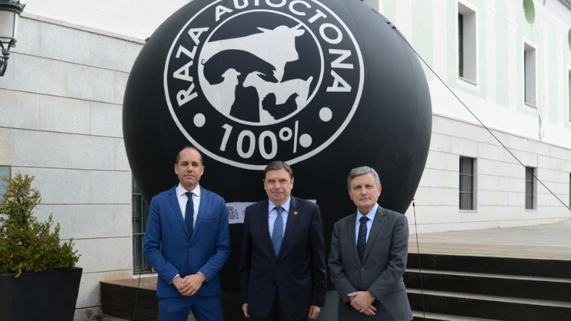 gobmapa's tweet photo. El ministro @LuisPlanas destaca que el logotipo 💯✖💯 #RazaAutóctona transmite calidad, autenticidad y vinculación al territorio.
🐷🐄🐐🐑🐓
@paradores #ganadería 
🔗https://t.co/pYosXefzBH https://t.co/BtFOMIoGD5