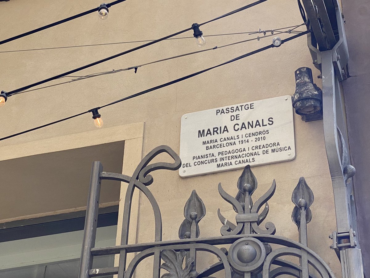 Bcn_Eixample's tweet photo. 🎹 El @mariacanals_bcn col·loca pianos de cua en diversos espais públics de la ciutat a disposició de qui els vulgui tocar.

Avui en trobareu un davant del passatge Maria Canals, que està dedicat a aquesta reconeguda pianista i pedagoga.

 🎶Fins a les 19 h!
#JoHiToco #OFFConcurs https://t.co/1G1Oy4HrHD