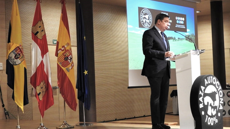 gobmapa's tweet photo. El ministro @LuisPlanas destaca que el logotipo 💯✖💯 #RazaAutóctona transmite calidad, autenticidad y vinculación al territorio.
🐷🐄🐐🐑🐓
@paradores #ganadería 
🔗https://t.co/pYosXefzBH https://t.co/BtFOMIoGD5
