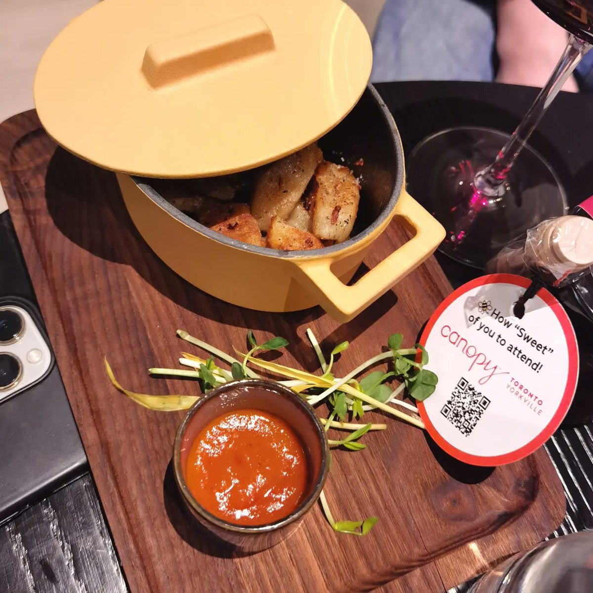 MoVernie's tweet photo. What a feast we got here at Dia Toronto inside #canopytorontoyorkville.
Everything tastes so delicious, from duck confit sliders to pizzas, steak & frites, gnocchi, salmon to chicken, curated by Executive Chef #JustinRaponi.
#DiaToronto #NowOpen #CanopyByHilton #EastonsGroup https://t.co/MpBfUk7xot
