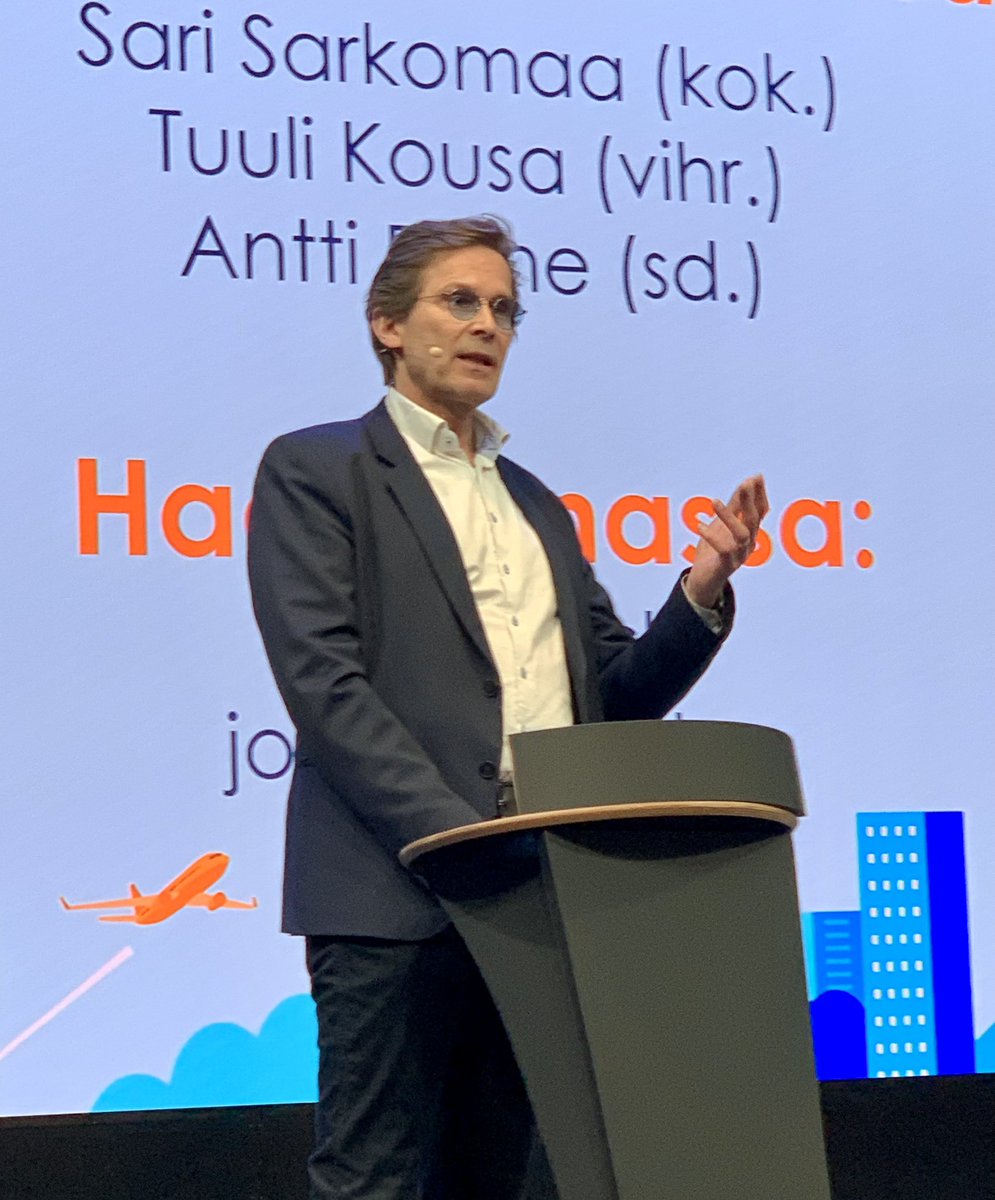 #MetropoliAreena’ssa käy vilkas keskustelu osaavan työvoiman saatavuudesta. Keskon <a href="/AriSvensk/">Ari Svensk</a> haastaa puheenvuorossaan eduskuntavaaliehdokkaita. ”Kuinka varmistatte, että metropolialueen yritykset saavat riittävästi osaajia jatkossa?” #metropolipolitiikka <a href="/Uudenmaanliitto/">Uudenmaan liitto</a> <a href="/K2HEL/">Helsingin seudun kauppakamari</a>