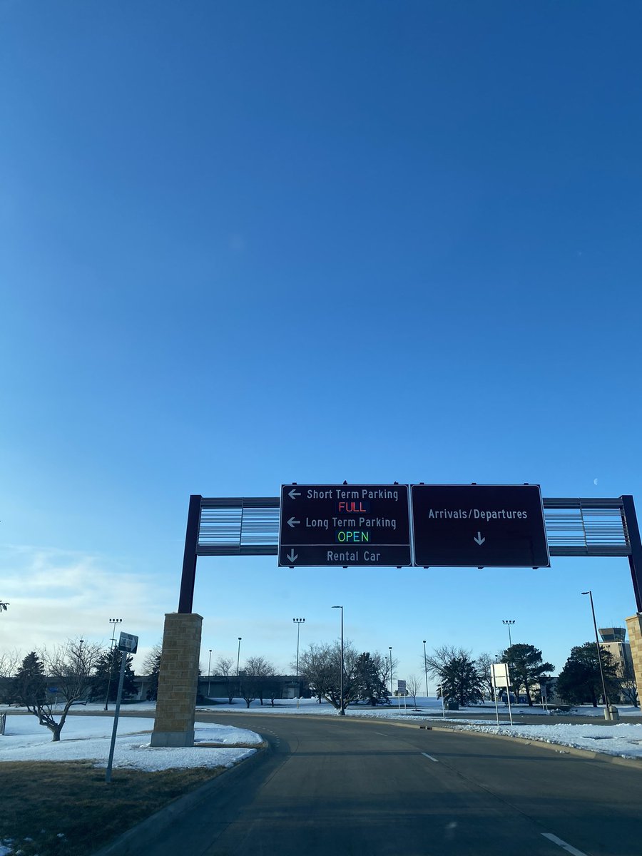 fly_CID's tweet photo. Time for a #TravelTipTuesday
Allow yourself extra time for parking when arriving at CID 🚙 A walk from either short-term or the long-term lot can be 5-10 minutes. However, if you feel like treating yourself, just choose valet! 😏

#flycid #flylocal #Travel https://t.co/mHKWtE49CK