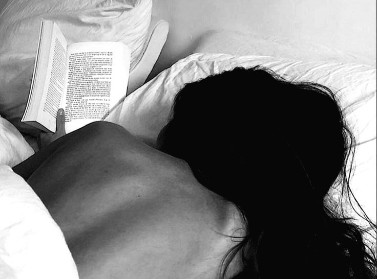 ReplicanteBueno's tweet photo. "Leemos en la cama porque leer está a medio camino entre vivir y soñar nuestra propia conciencia en la mente de otra persona". 
— Anna Quindlen https://t.co/K54W8NBzCh