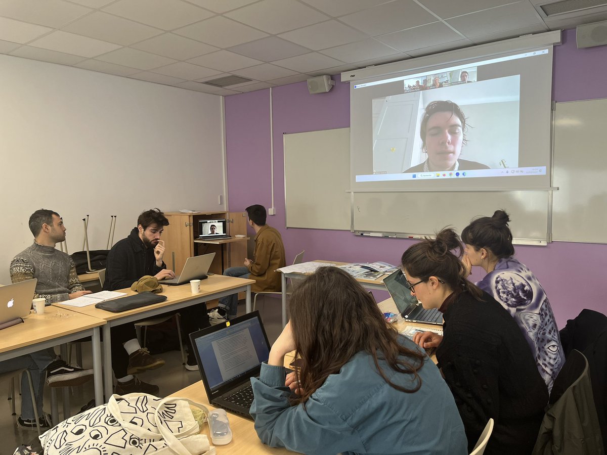 J-5 pour partir à Cracovie ! Un grand merci à <a href="/patsenecal/">Patrice Senécal</a> correspondant de <a href="/libe/">Libération</a> ! Décryptage de l’actualité de la #Pologne. Semaine pré-enquêtes pour la préparation de <a href="/VisoMag/">Visó Magazine</a> Spé presse écrite /multimédia <a href="/IjbaOfficiel/">IJBA</a> <a href="/UBMontaigne/">Université Bordeaux Montaigne</a> #journalisme