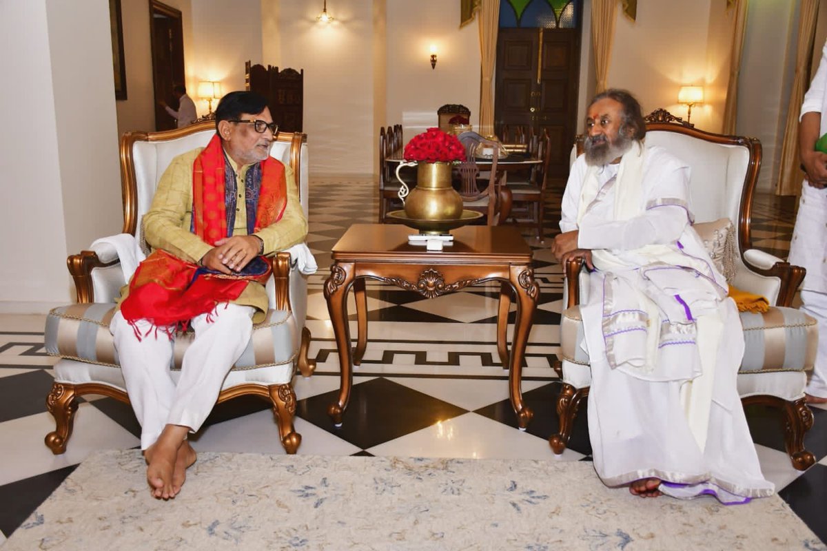 prafulkpatel's tweet photo. आर्ट ऑफ लिविंग के संस्थापक, पद्मविभूषण माननीय श्रीश्री रविशंकर जी इन दिनों संघप्रदेश के प्रवास पर हैं, आज उनसे शुभेच्छा भेंट कर नशा मुक्ति और युवा पीढ़ी को तनावमुक्त करने जैसे विषयों पर वार्तालाप किया।@SriSri https://t.co/r5QBs0hxGC