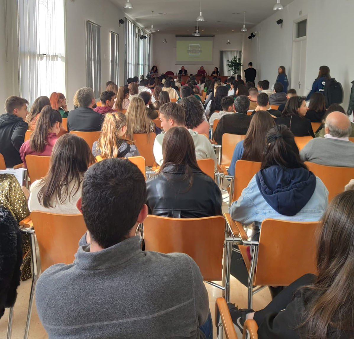 up_aupex's tweet image. 🔴Primer día de la "Semana del #emprendimiento digital en el #rural" en Casar de Cáceres

👩🏻‍🦰👨🏻‍🦱Más de 100  personas se reúnen para poner en común experiencias que favorecen las oportunidades de emprendimiento y desarrollo empresarial en el sector primario👇
aupex.org/mostrar_notici…