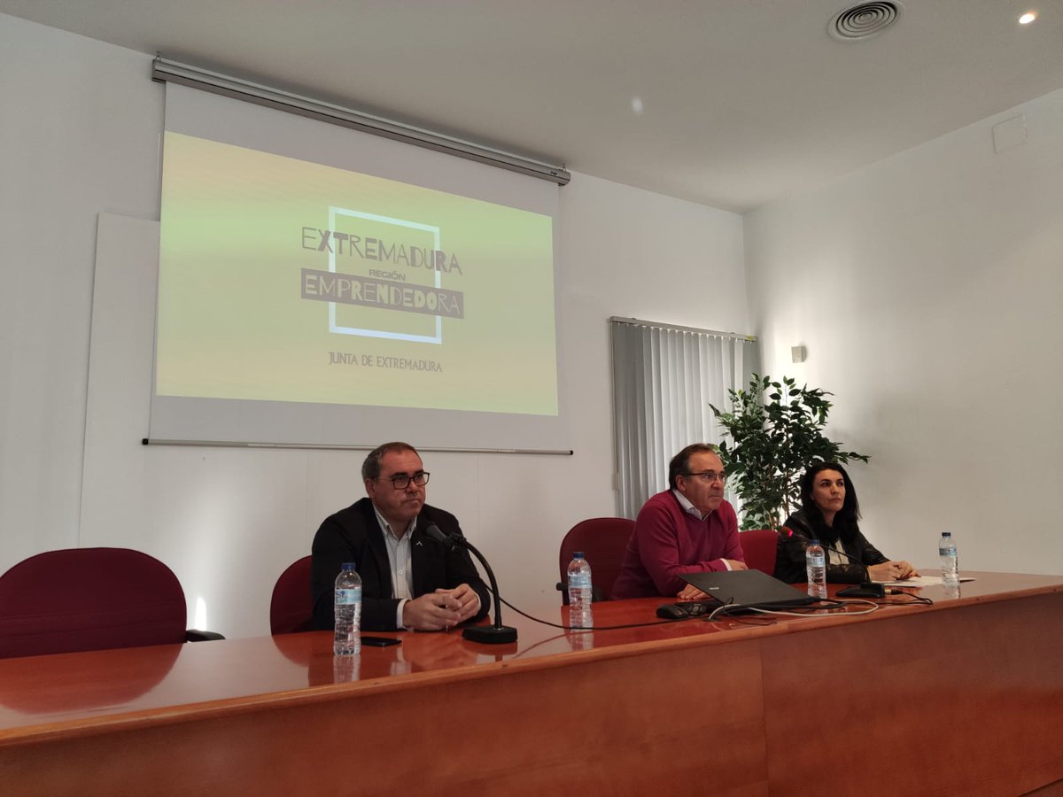 up_aupex's tweet image. 🔴Primer día de la "Semana del #emprendimiento digital en el #rural" en Casar de Cáceres

👩🏻‍🦰👨🏻‍🦱Más de 100  personas se reúnen para poner en común experiencias que favorecen las oportunidades de emprendimiento y desarrollo empresarial en el sector primario👇
aupex.org/mostrar_notici…