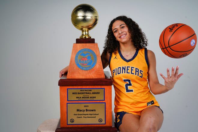 secorsig's tweet image. What a season. Miss Basketball 2023!

@macybrown_7 @M_B_A_Bball @umichwbball averaged 25 points, 8 rebounds, and 3 assists a game from the point guard position. She leaves @EGR_GirlsBBall the all-time scorer with 1,537 points. 

She led EGR to 15 wins this season
#MakeShots30