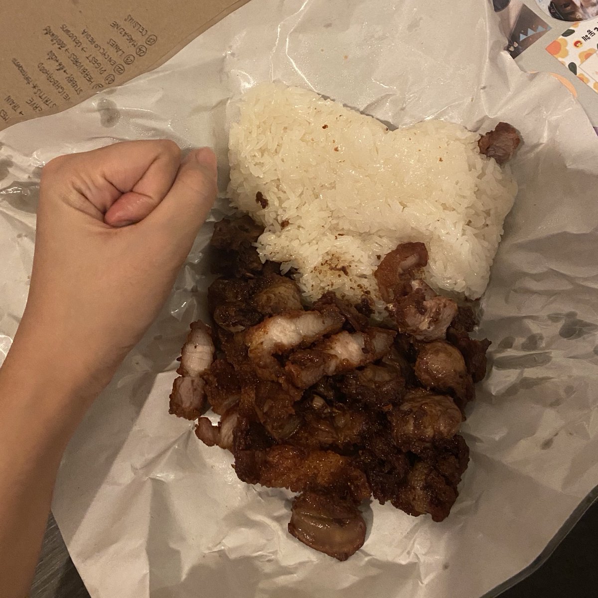 leepimx's tweet photo. มึงช่วยด้วย ข้าวเหนียวหมูทอด40บาท https://t.co/m98wZu7ljk