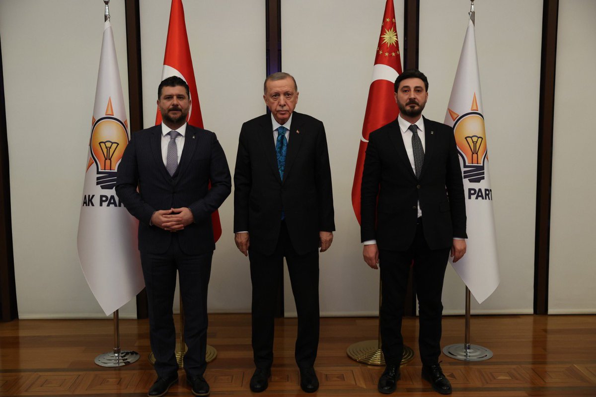 Cumhurbaşkanımız Sayın Recep Tayyip Erdoğan’ın tensipleriyle AK Parti Muş İl Başkanlığı görevine atanan Okul arkadaşım kıymetli abim <a href="/MelikEmre1/">Melik Emre</a> ‘yi tebrik ediyor,muvaffakiyetler diliyorum.

Rabbim beraber hayırlı görevlere bizi vesile kılsın.
<a href="/RTErdogan/">Recep Tayyip Erdoğan</a> <a href="/eminsimsekmus/">Mehmet Emin Şimşek</a>