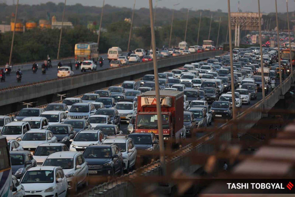 ExpressImages's tweet photo. #InPics | Heavy traffic flow seen on the Mahipalpur stretch heading towards Gurgaon, as the NH48 diversions on the Delhi Gurgaon Expressway came into effect on Tuesday. 
#ExpressPhoto by @tashitobgyal #Gurgaon #delhitraffic #NH48 https://t.co/rLqRaeUu5p