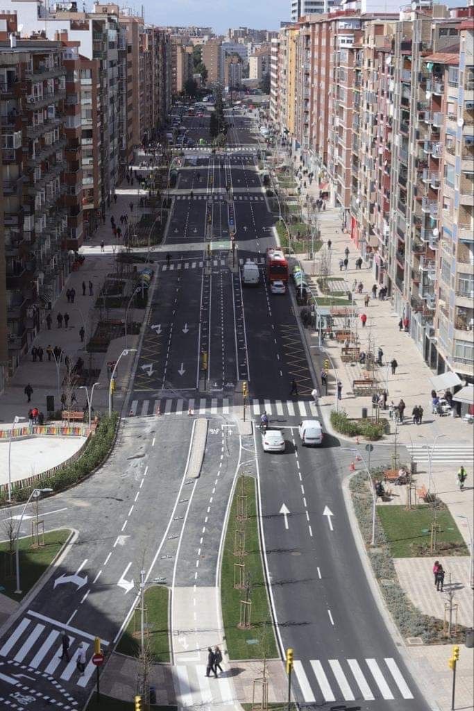 Así ha quedado la nueva Av. de Navarra en la ciudad de Zaragoza. Me alegra mucho que colores políticos diferentes apuesten por el reequilibrio del espacio urbano. Es el camino. Recordad lo que se dijo de la Gran Vía en Madrid por hacer esto mismo. "Liberticidio" lo llamaron.