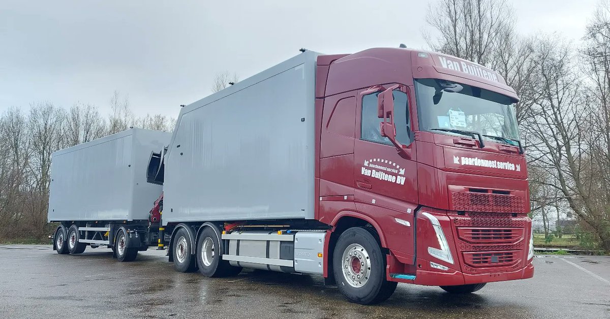 Burgtrailers's tweet photo. De combi van Paardenmest service Van Buijtene is compleet.

De nieuwe @VolvoTrucks FH en BURG aanhangwagen zijn door Krijgsheld Bedum voorzien van aluminium kipbakken.
@BevakoBV verzorgde de Palfinger Epsilon autolaadkraan.

#transport
#recycling
#mooiecombi https://t.co/iir11GEWE7