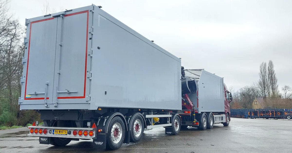 Burgtrailers's tweet photo. De combi van Paardenmest service Van Buijtene is compleet.

De nieuwe @VolvoTrucks FH en BURG aanhangwagen zijn door Krijgsheld Bedum voorzien van aluminium kipbakken.
@BevakoBV verzorgde de Palfinger Epsilon autolaadkraan.

#transport
#recycling
#mooiecombi https://t.co/iir11GEWE7