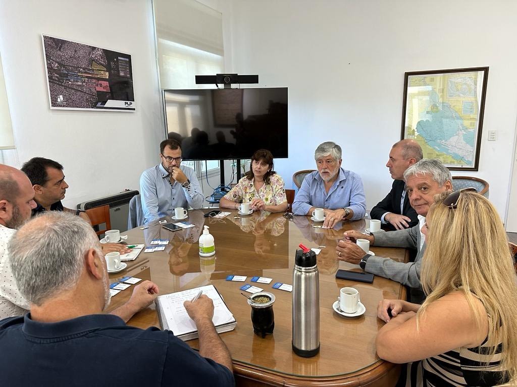 CDARepArg's tweet photo. 📍La Plata
Nuestra Comisión Directiva se reunió con los representantes del Consorcio de Gestión del Puerto La Plata
#ProgramaMejoraContinua
@gerardo_pardal 
@AndreaCoscarel2 https://t.co/nuw8QIoAcT
