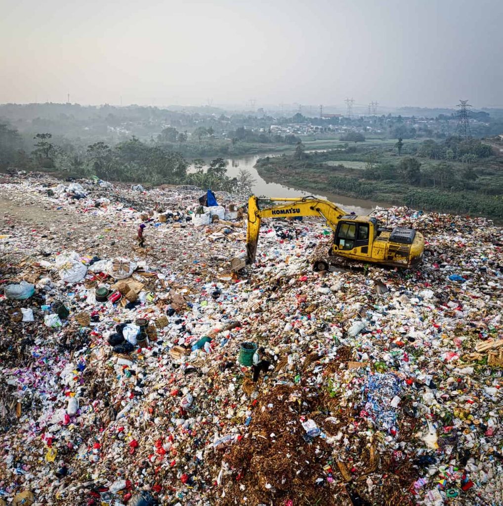 ChrisAndrews170's tweet photo. Help the Earth, mountains of waste is filling up land and rivers. What can you do to help? https://t.co/P6J0IzFCaT
