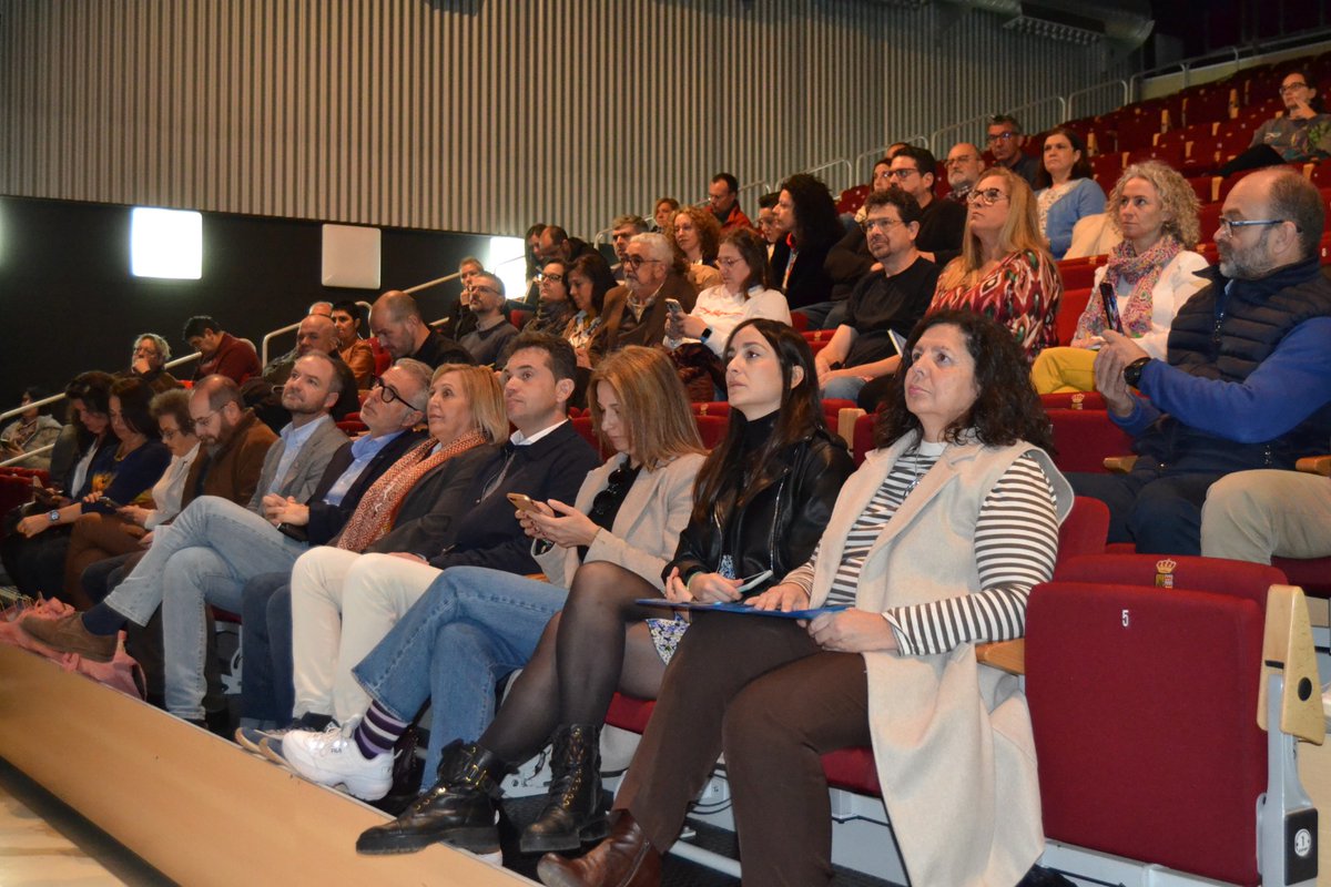 aytoherrera's tweet photo. ▶️ II Jornada Regional Educación para el Desarrollo Sostenible. Han asistido el alcalde, @saturalcazar, la Presidenta del @CederLaSiberia y alcaldesa de Tamujero, Rosa María Araújo Cabello, y el Director General de Innovación e inclusión educativa, Juan Pablo Venero. https://t.co/WHE3MbaJSg