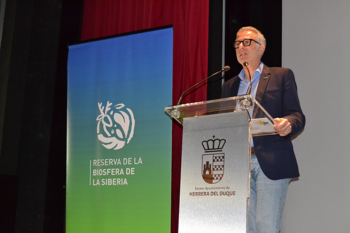 aytoherrera's tweet photo. ▶️ II Jornada Regional Educación para el Desarrollo Sostenible. Han asistido el alcalde, @saturalcazar, la Presidenta del @CederLaSiberia y alcaldesa de Tamujero, Rosa María Araújo Cabello, y el Director General de Innovación e inclusión educativa, Juan Pablo Venero. https://t.co/WHE3MbaJSg
