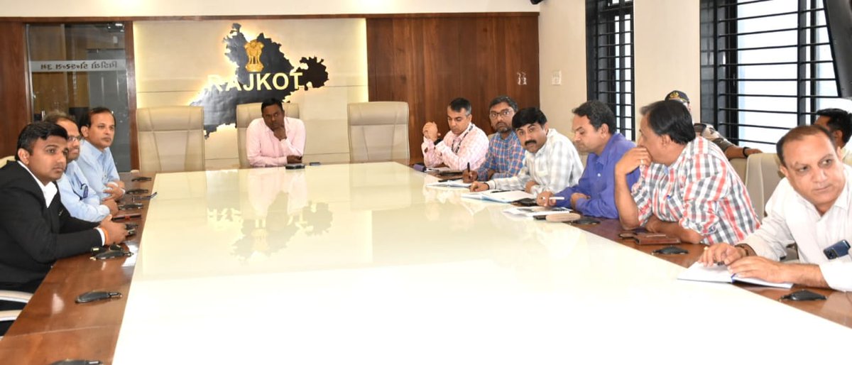 CollectorRjt's tweet photo. રાજકોટ તા.૧૪ માર્ચ -રાજકોટ એરફિલ્ડ એનવાયરમેન્ટ મેનેજમેન્ટ કમિટિની બેઠક રાજકોટ કલેક્ટરી કચેરી ખાતે કલેકટરશ્રી અરુણ મહેશ બાબુના અધ્યક્ષસ્થાને યોજાઇ હતી. @CMOGuj  @InfoGujarat https://t.co/r7ccRbDTpi