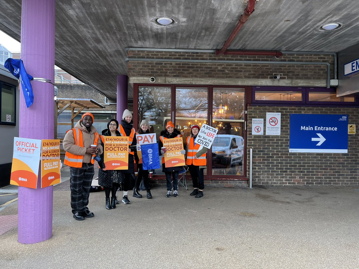 DrCCYoung's tweet photo. Proud of my trainee colleagues on the picket line this morning at RSCH. They are all of our future. In sickness and in health. #juniordoctors #juniordoctor #juniorDoctorStrike #JuniorDoctorsStrike #DoctorsStrike #Guildford https://t.co/2vKp0Bkq5f