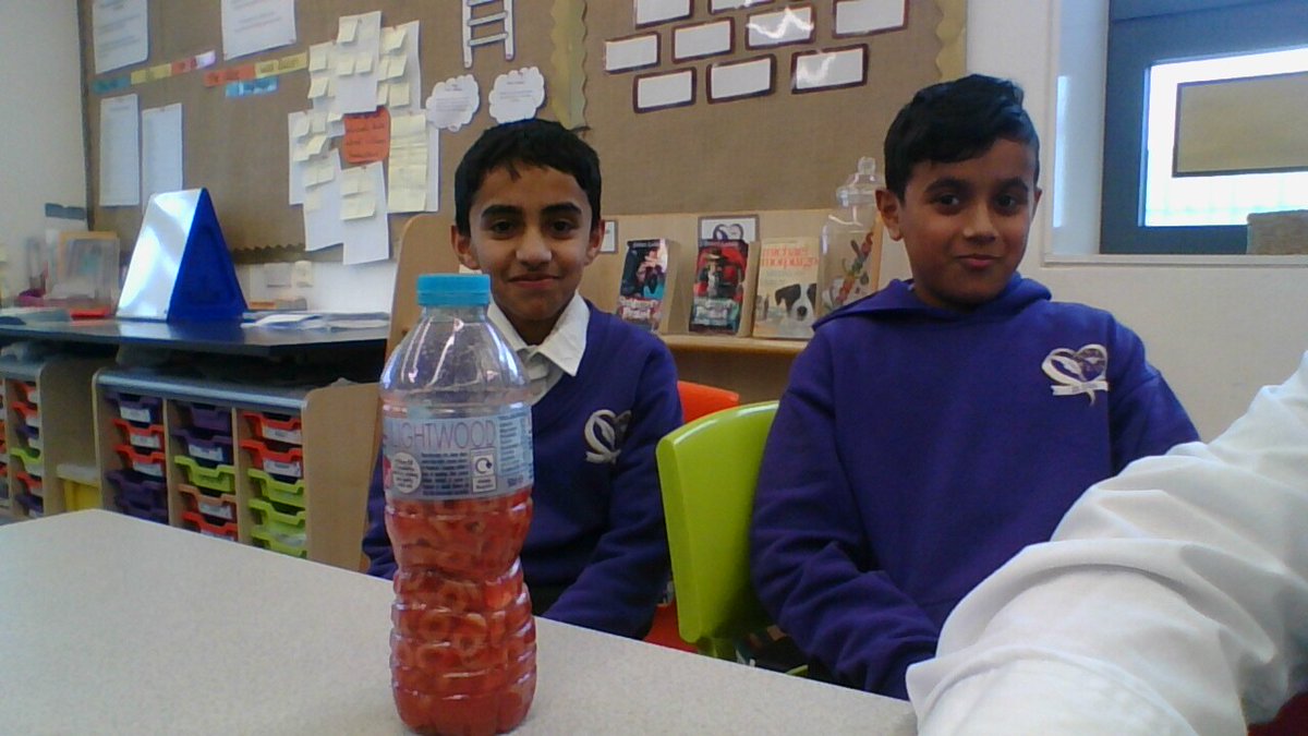 StSilas_Primary's tweet photo. Y6 are learning about what blood contains 🩸🩸 https://t.co/YmCQ9tcUbV