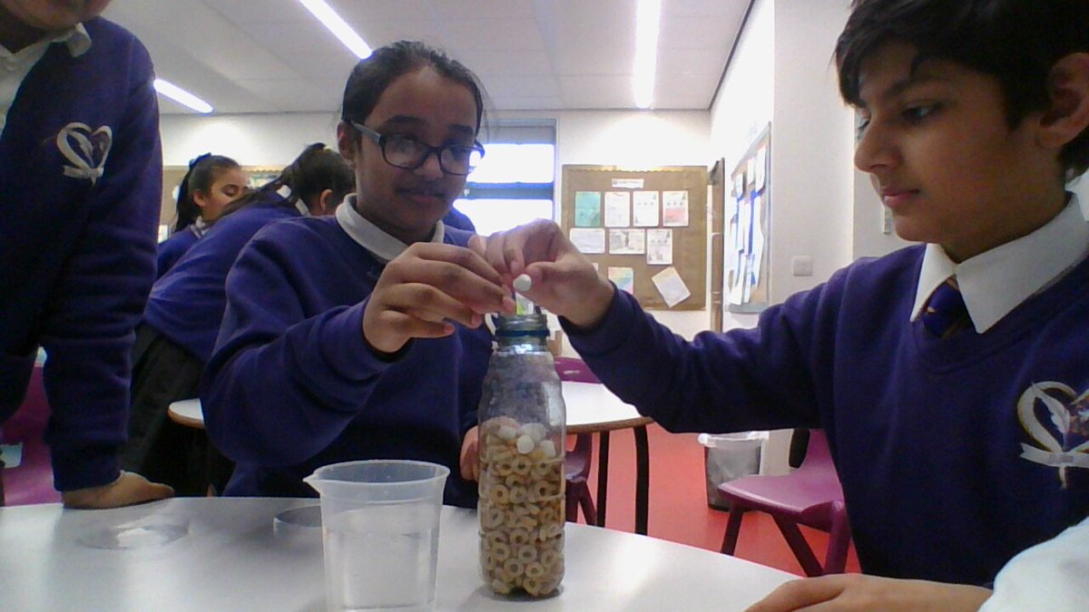 StSilas_Primary's tweet photo. Y6 are learning about what blood contains 🩸🩸 https://t.co/YmCQ9tcUbV