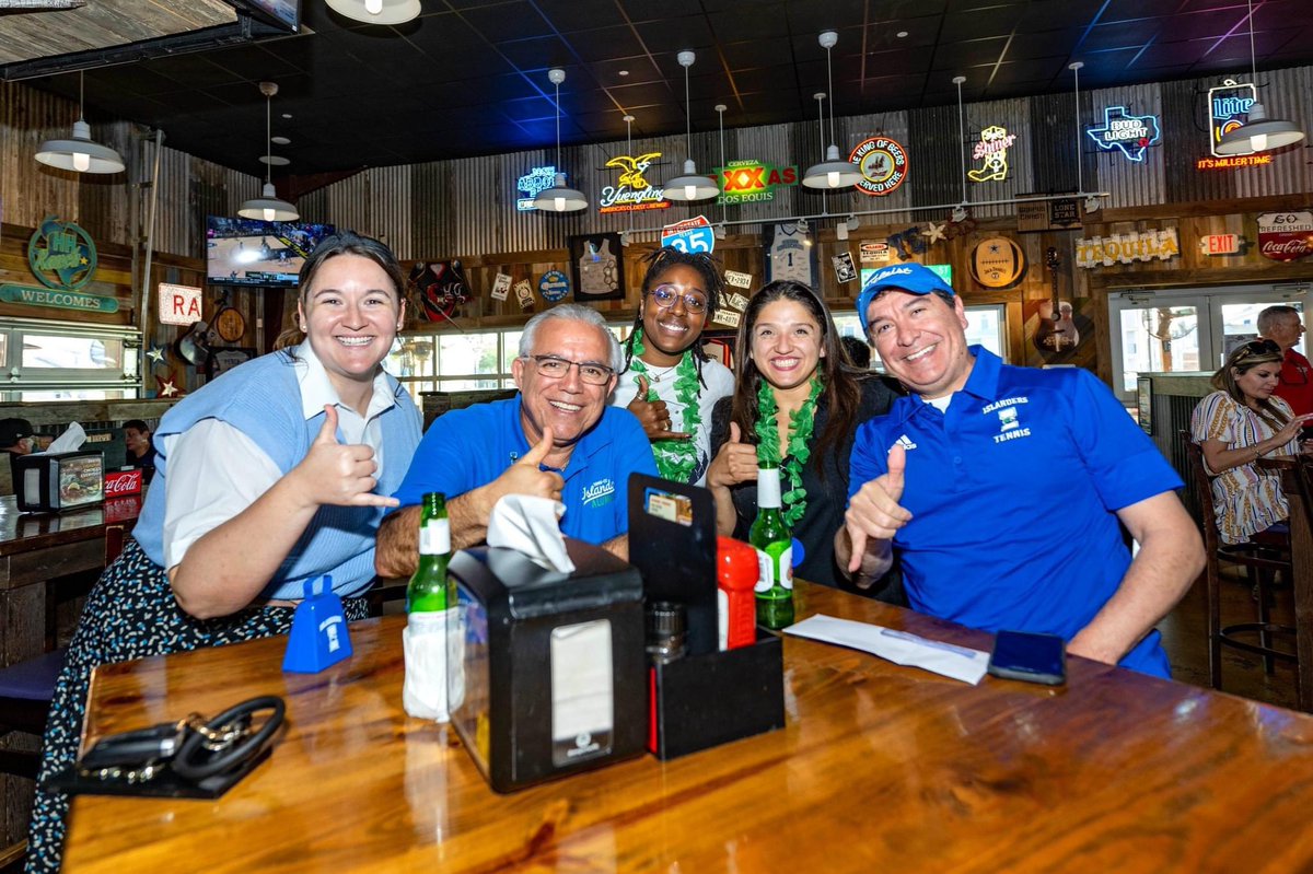 IslandCampus's tweet photo. Bluesday Tuesday AND game day in Ohio?! #LutzGo Islanders💙 🏀 

Tip-off is at 5:40pm, join us at the official watch party at Brewster Street Southside to cheer your Islanders to victory! #ShakasUp https://t.co/bOlximFaMS