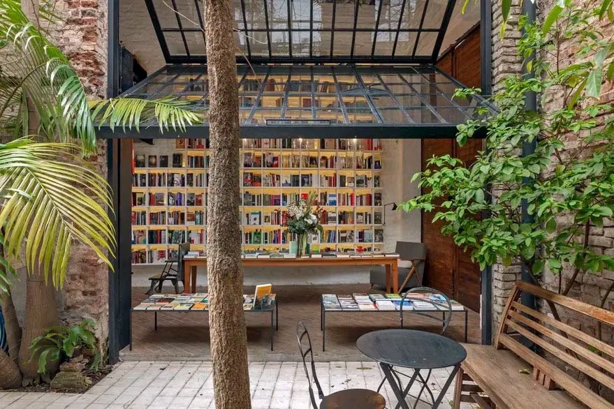 ¿Reconocen la librería? ¡Es <a href="/falenalibros/">Falena</a>!  Y este viernes 17 a las 19h <a href="/jorgecarrion21/">Jorge Carrión</a> estará ahí presentando Membrana (<a href="/G_Gutenberg/">Galaxia Gutenberg</a>) y Los campos electromagnéticos (<a href="/cajanegraedit/">Caja Negra Editora</a>) ¡Te esperamos!