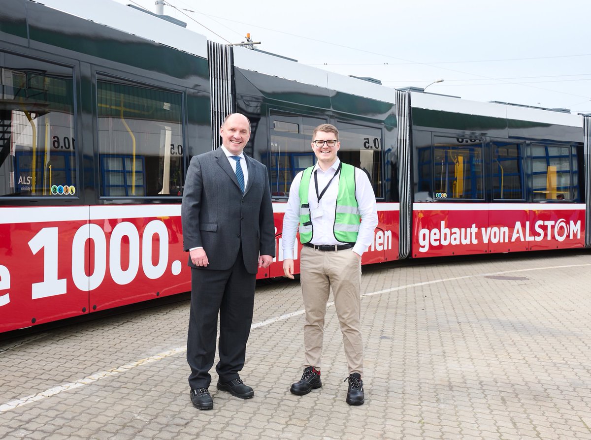 Im #Bahnland Österreich produziert <a href="/Alstom/">Alstom</a> Straßenbahnen für die ganze Welt. 🌍
Die 1.000 Bim aus dem Wiener Werk wurde von Alstom-Österreich Geschäftsführer <a href="/JNikutta/">Dr. Jörg Nikutta</a> gestern an die <a href="/wienerlinien/">Wiener Linien</a> übergeben.

#bahnindustrie #alstom #straßenbahn #trainfluencer #zukunftbahn