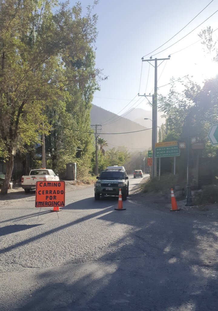 DPPCordillera's tweet photo. [14 marzo] CONTINÚA CIERRE RUTA G-455 #SanJoseDeMaipo 

☝🏻Caída de rocas de gran tamaño en sector “Las Coloradas", Embalse El Yeso, y de acuerdo a informe técnico de @Sernageomin se mantiene CIERRE de la ruta🚫🚙

✅Se monitorea con drones la zona. https://t.co/RVRHDUqSdb