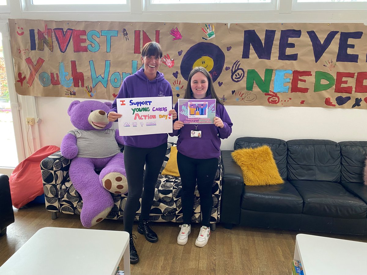 Here are a couple of familiar faces! 😁

Our @bethysortit and @YCtoniysortit  showing their support, they can't wait to see everyone tonight! 🥳

 #YCAD2023 #YoungCarersActionDay #maketimeforyoungcarers