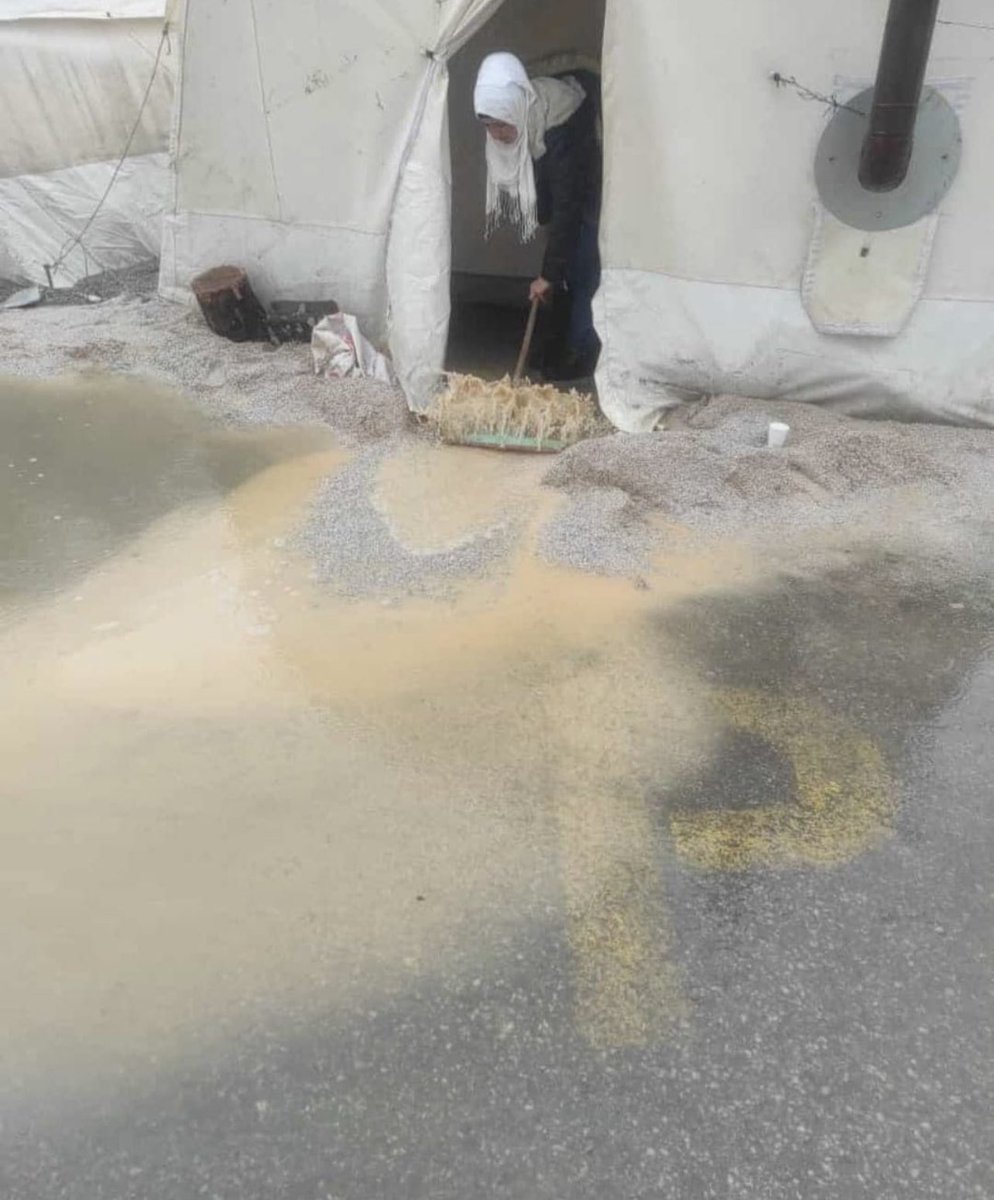 the_zehram's tweet photo. Deprem oldu enkazda kaldı 
Kar yağdı ayaz da kaldı 
Yağmur yağdı selde … ve hepsi Allah’tan geldi diye memleketimi kaderine terkettiler .
Yetim Maraş’ım , öksüz Afşin’im sabret yaz da Allah’tan neyse ki..! #deprem #maraş https://t.co/ysSO0o7O3p