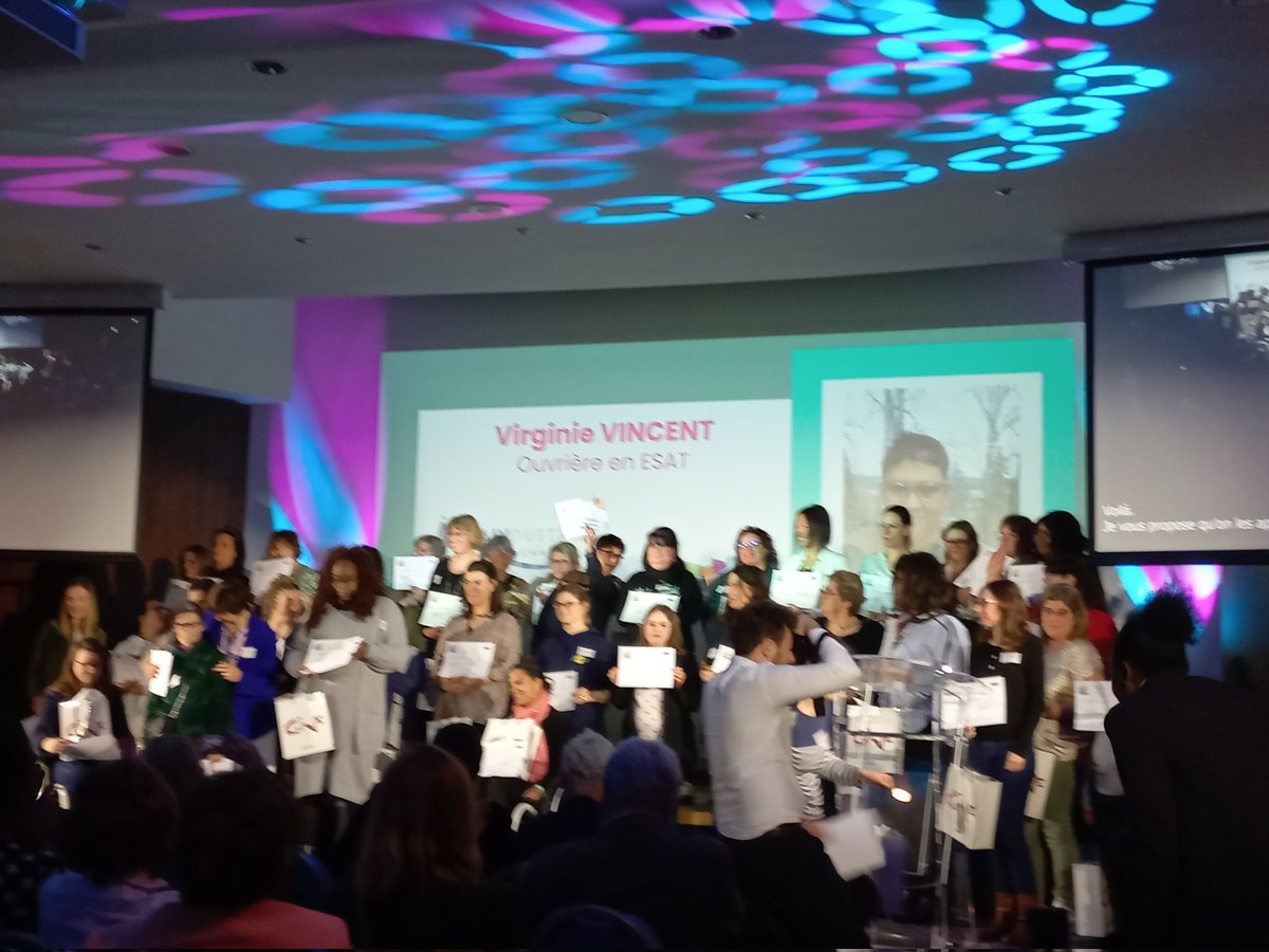 <a href="/ROTH_CFECGC/">Christophe ROTH 🇲🇫🇪🇺</a> Président de <a href="/Agefiph_/">Agefiph</a> remet le prix du public de #FEEA2023 à Agathe Guyader de l'Esat de Brest @LADAPT bravo à elle et bravo à toutes les femmes qui travaillent au quotidien en #EA et en #esat