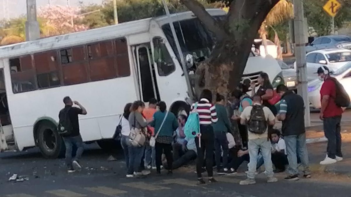 La_Lealtad_Mx's tweet photo. #AlMomento #VdeÁ
Se registra accidente vehicular en el cruce del Tercer anillo periférico y la avenida Ayuntamiento del VdeÁ.
Tome precauciones.
#Lacal #LaVilla #Seguridad https://t.co/A2I56Qi6YR