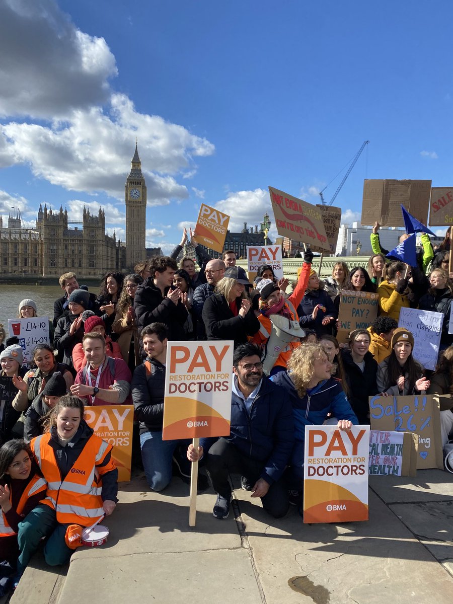 DrOKaneAgain's tweet photo. Hundreds of junior doctors, SAS &amp; consultants “Reaching Out To Rishi” from St Thomas’ to Parliament for full pay restoration.

#WeAreOneProfession

@TheBMA https://t.co/YaHs1RYkiK