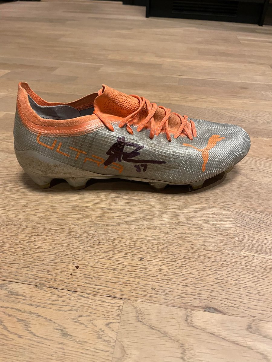 AUCTION TIME💥

Today we are auctioning these match worn boots from former <a href="/AGFFodbold/">AGF</a>  player Sebastian Hausner👟
Bidding starts with 100 DKK and every bid adds 50 DKK. The auction ends on Monday 20th at 4 pm⏰
All profit goes to offering educational courses in Pasua👩‍🏫🇹🇿 #ksdh