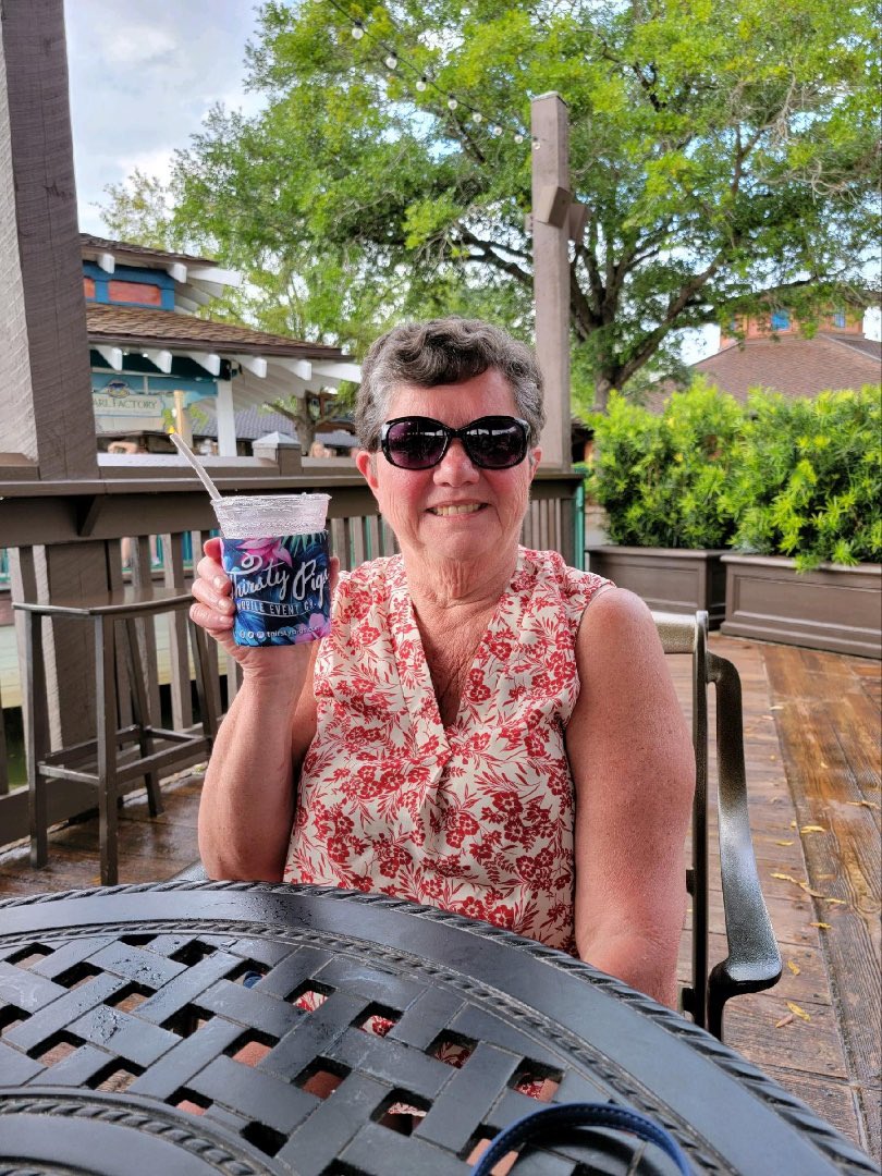 #cheers Sue! Thanks for the #thirstypigsswag 📸!!! Have fun in #flordia enjoy that #familytime &amp; #sunshine #thirstypigseverywhere thanks for supporting #thirstypigs