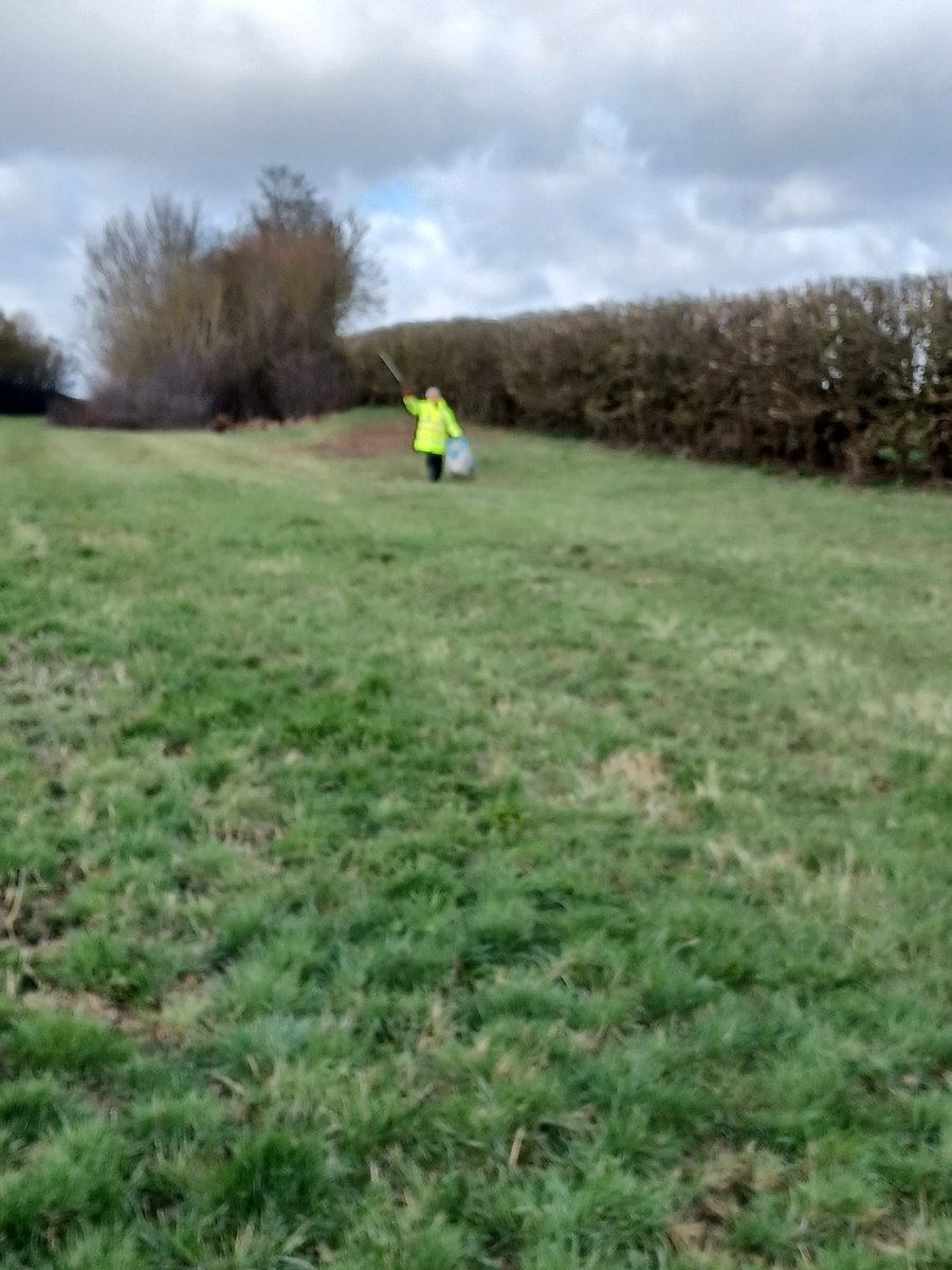 Rubyjones1926's tweet photo. 7 @AylesburyWombl1 along A41 Fleet Marston 

Took inspiration from @BBCBabs_michel after she said about wanting to litter pick the A421! 

We cleared 46 bags of litter along 0.4 miles of road in 3.5hrs

@TalkRoberto @AylesNews @KeepBritainTidy @cleanupbritain @YourBucksRadio https://t.co/mJ5SUzLlxa