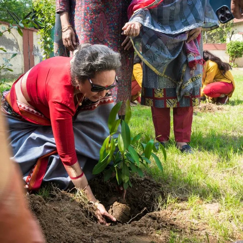 Radhika73464139's tweet photo. Plantation Drive at RVC Delhi Cantt followed by impromptu talk on Water Conservation with the Army Wives!!
#plantology
#missionfalvan https://t.co/mPCEljLshO