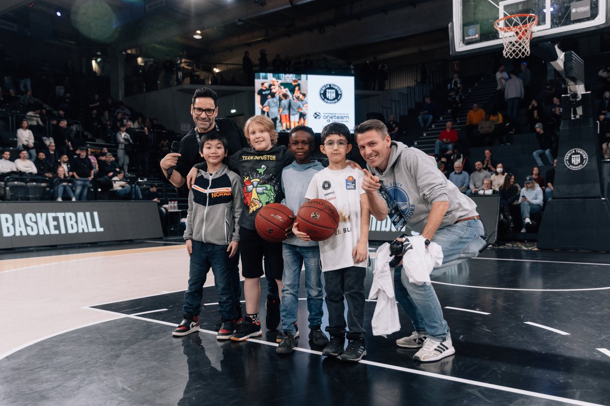 Die <a href="/OTEuroleague/">One Team Euroleague</a>-Woche steht an. 🖤🏀

#OneTeam-Ambassador <a href="/Seth_Hinrichs/">Seth Hinrichs</a> &amp; #LeifMöller haben in unserem #BasKIDBall-Angebot mit den Kids aus Wilhelmsburg an ihren Basketball-Skills &amp;  Teamwork gearbeitet. Eines steht bei #BasKIDball im Vordergrund: Spaß. Denn, #WeAreAllOneTeam!