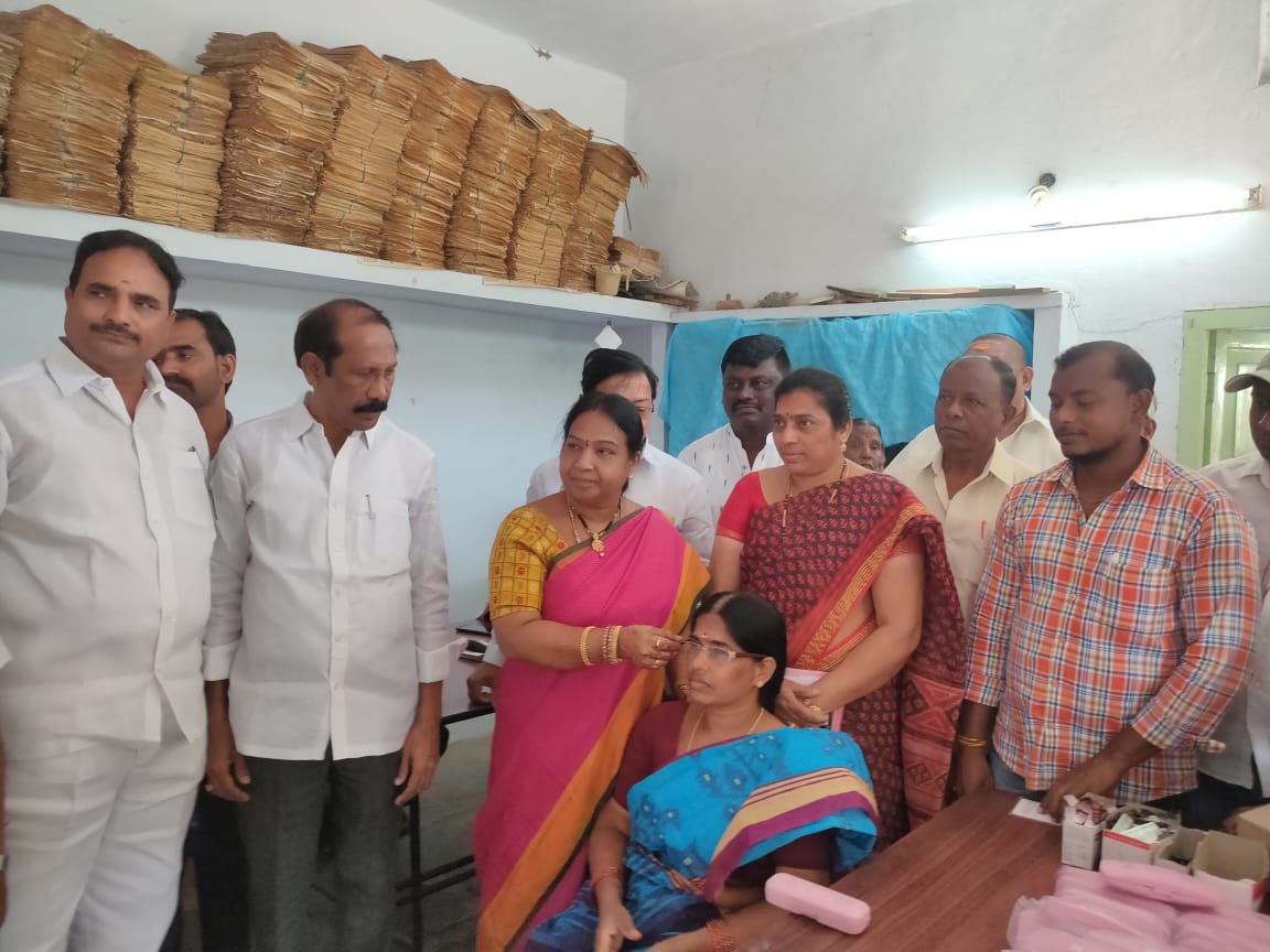 BvkSuda's tweet photo. #Telangana ముఖ్యమంత్రివర్యులు @TelanganaCMO #KCR @BRSparty ప్రతిష్టాత్మకంగా చేపట్టే కంటి వెలుగు కార్యక్రమంలో భాగంగా @puvvada_ajay ఆదేశాల మేరకు ఖమ్మం నగరంలోని 33 వ డివిజన్ నందు కంటి వెలుగు కార్యక్రమాన్ని నగర మేయర్ నీరజ, @BvkSuda
@KTRBRS @Collector_KMM @MC_Khammam https://t.co/0sgvtMOQEL