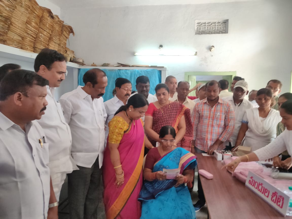 BvkSuda's tweet photo. #Telangana ముఖ్యమంత్రివర్యులు @TelanganaCMO #KCR @BRSparty ప్రతిష్టాత్మకంగా చేపట్టే కంటి వెలుగు కార్యక్రమంలో భాగంగా @puvvada_ajay ఆదేశాల మేరకు ఖమ్మం నగరంలోని 33 వ డివిజన్ నందు కంటి వెలుగు కార్యక్రమాన్ని నగర మేయర్ నీరజ, @BvkSuda
@KTRBRS @Collector_KMM @MC_Khammam https://t.co/0sgvtMOQEL