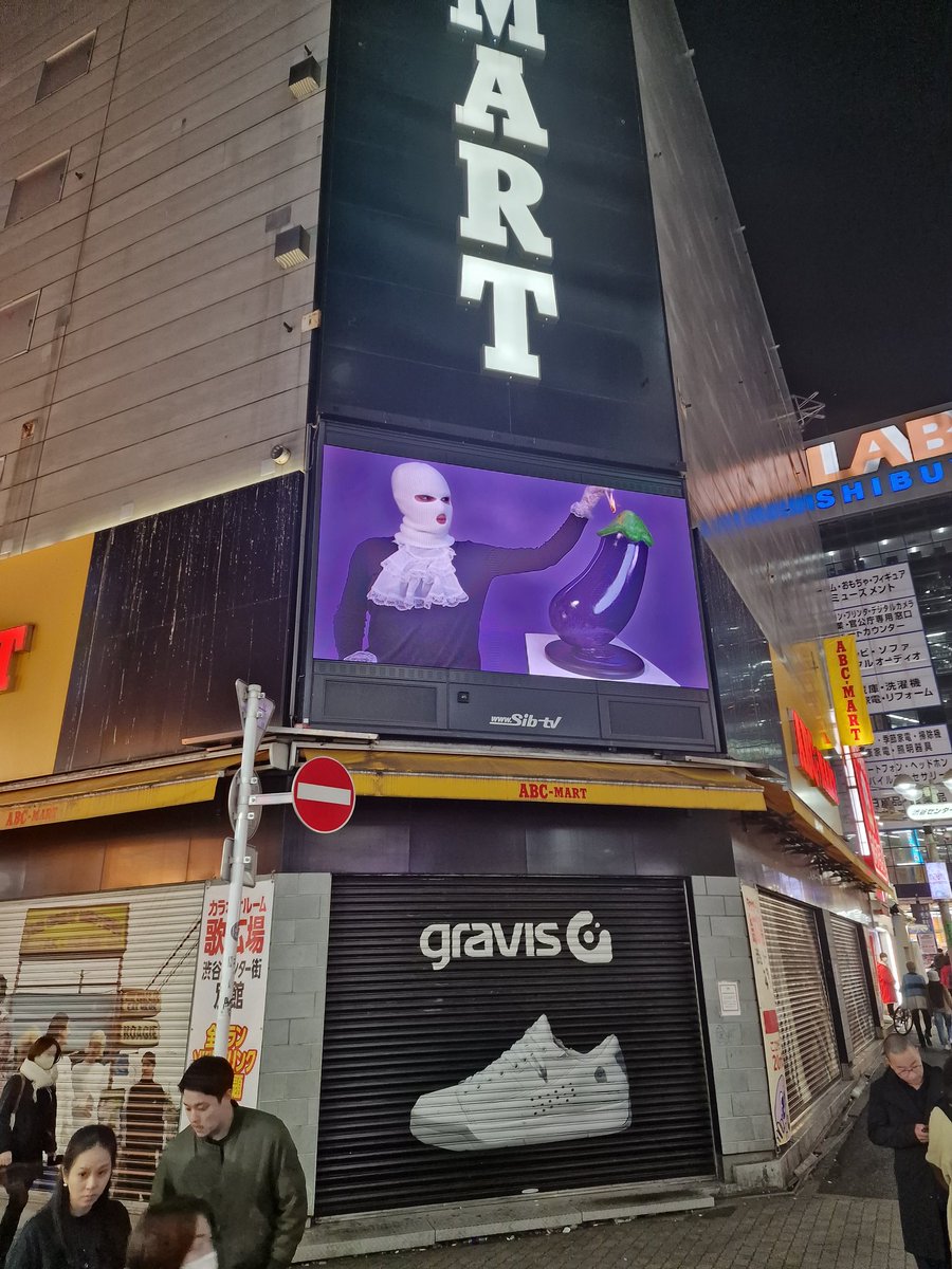 SLweedTwitch's tweet photo. god I really missed Japan hanging out with friends here and just being silly in shibuya :) https://t.co/68RCi5Gt1w