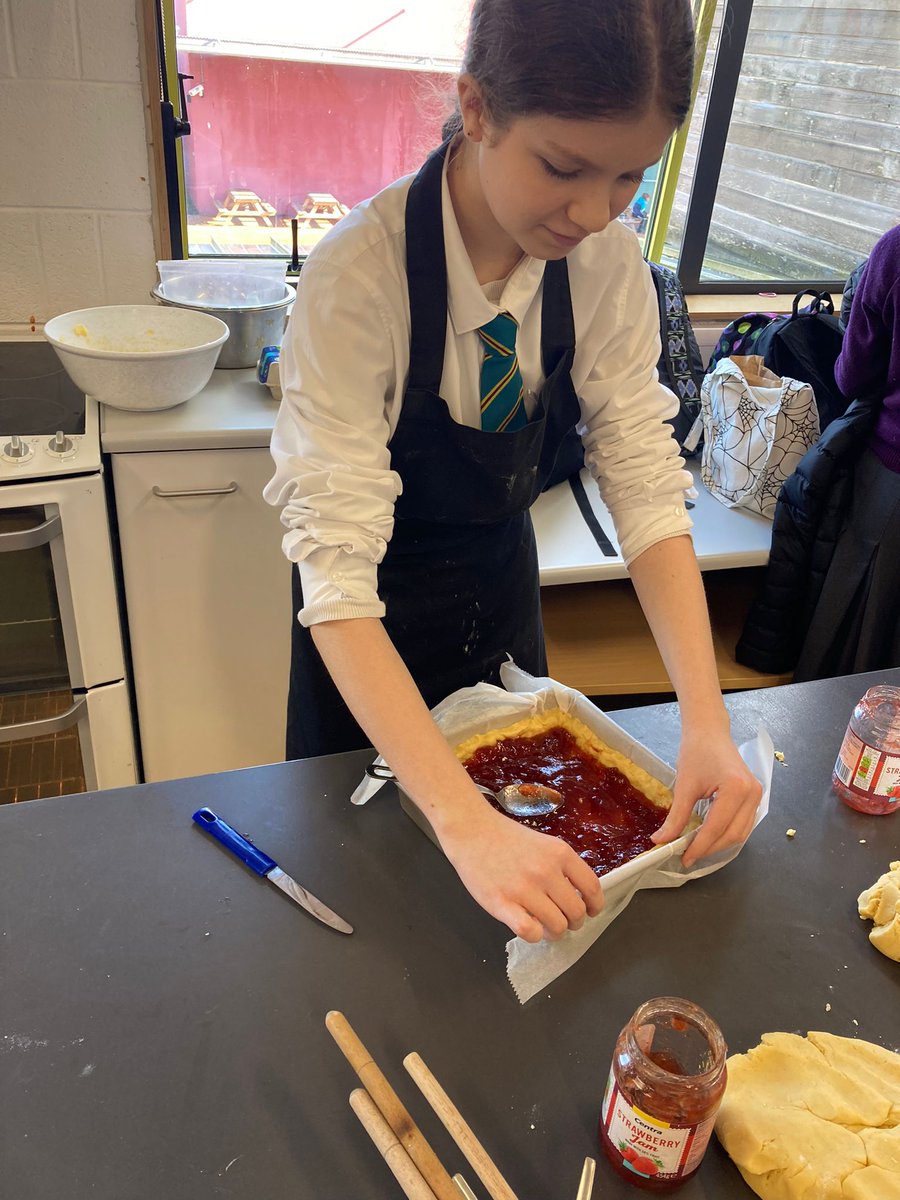 ThomondCommColl's tweet photo. Happy Pi Day here @ThomondCommColl Well done to the Maths Department & Home Ec Dept promoting #PiDay for all Maths enthusiast's in the school! We even learnt that 3.14% of sailors are Pi-rates!! 😝🤣👍 @LCETBSchools #maths #Pi #pirog https://t.co/MAkEZvTyJP