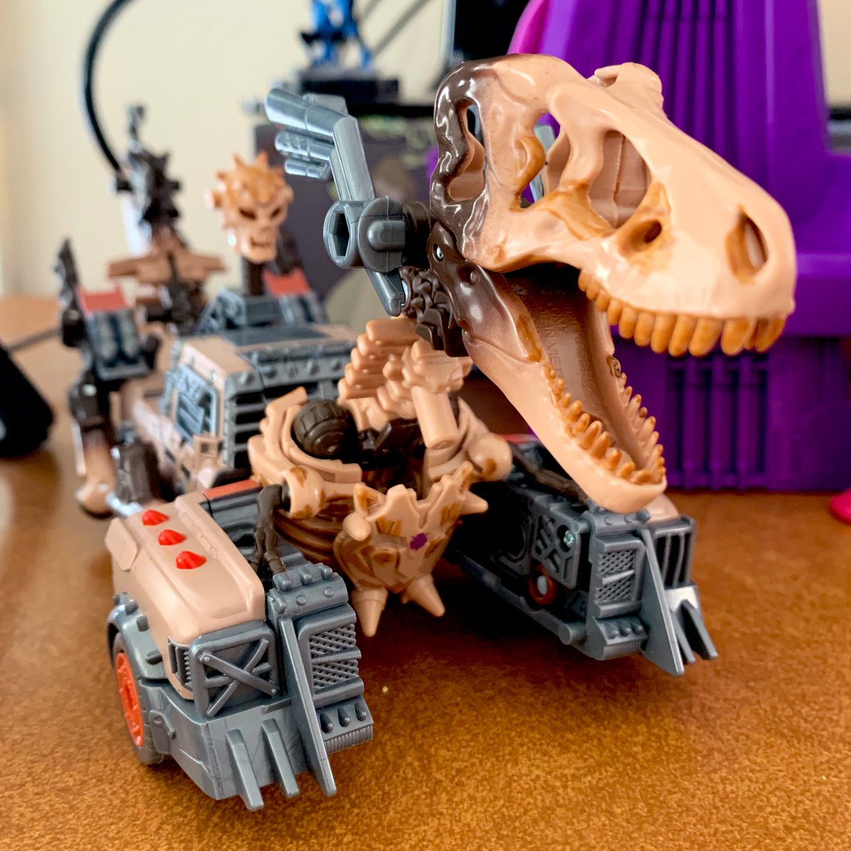 BricksNClix's tweet photo. Skel on Wheels.
#Transformers #Scraphook #Paleotrex #Junkions #Fossilizers #ToyPhotography #Deskbots https://t.co/OHFxVTMZG8